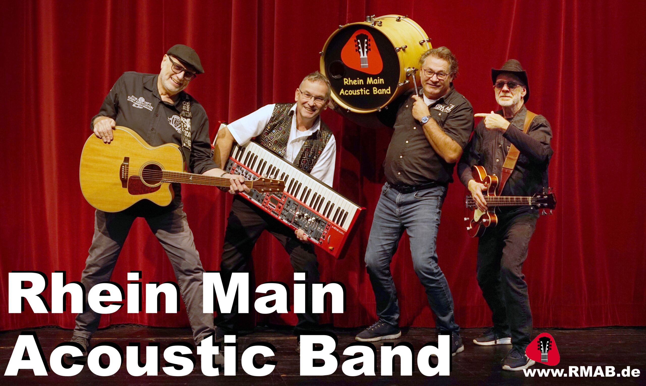 Rhein Main Acoustic Band Vier ältere männliche Musiker mit Instrumenten vor rotem Vorhang